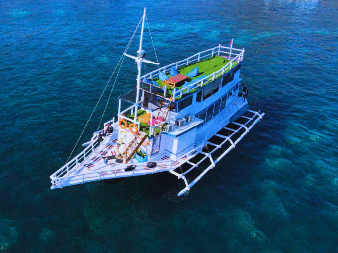 KOMODO SEA TREASURE 06 - SHARING TRIP