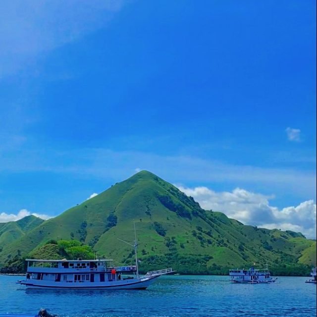 For more info, trip details, pricelist, bookings, please contact us

📞+62 812 1187 7720, +62 853 3838 3322
📧bajofamilia.adm@gmail.com
🌐www.bajofamilia.com

#bajofamilia #labuanbajo #bangjo #komodoisland #wonderfulindonesia #beach #island #nusatenggaratimur #flores #triplabuanbajo #viral  #labuanbajoinfo #pesonaindonesia #fyp #beautifuldestinations #beatifulindonesia #komodonationalpark #travel #traveller #travelblogger #pesonalabuanbajo