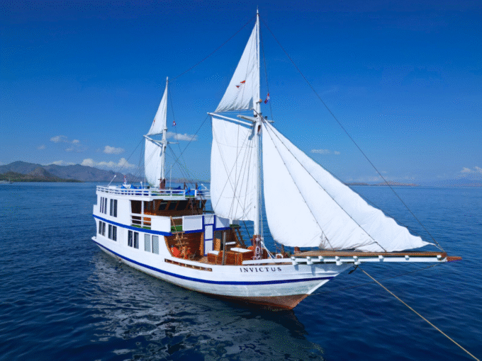 KOMODO SEA TREASURE 03 - SHARING TRIP
