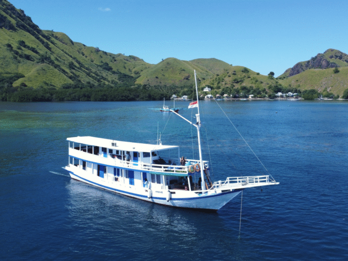 KOMODO SEA TREASURE 02 - SHARING TRIP