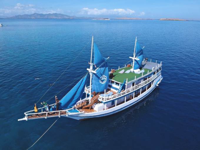KOMODO SEA TREASURE 01 - SHARING TRIP