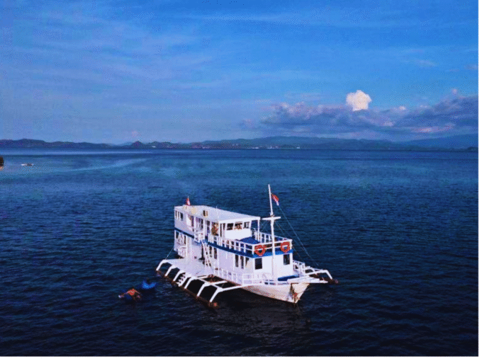 KOMODO SEA TREASURE 04 - SHARING TRIP
