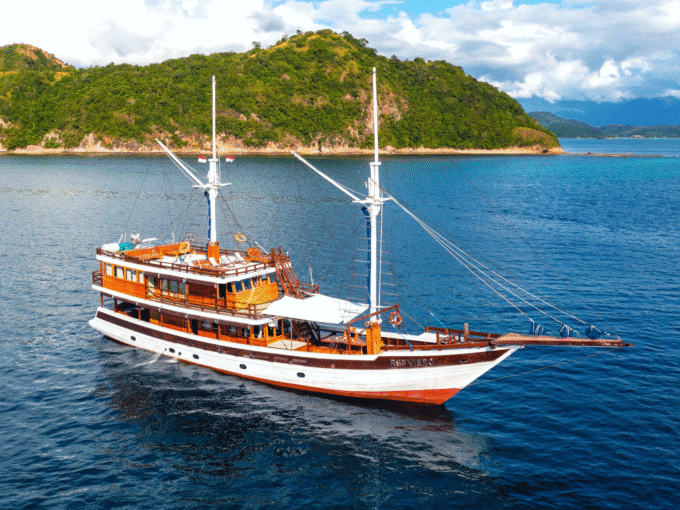 KOMODO SEA TREASURE 05 - SHARING TRIP